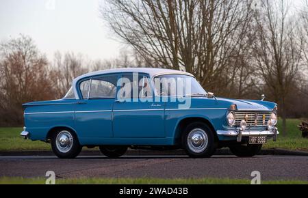 Stony Stratford, Royaume-Uni 1 janvier 2024. Voiture bleue Hillman Super Minx de 1964 arrivant à Stony Stratford pour le véhicule vintage et classique annuel du jour de l'an Banque D'Images