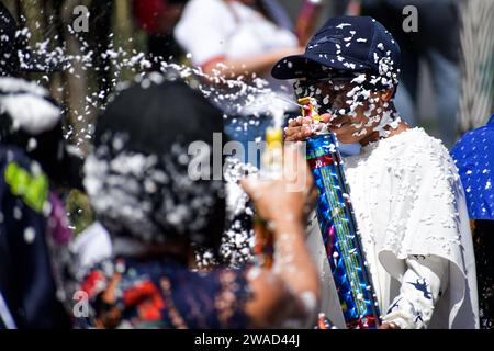 Pasto, Colombie. 03 janvier 2024. Lors du défilé artistique Canto a la Tierra du Carnaval de Negros y Blancos (Carnaval des Noirs et des blancs) à Pasto, Narino, Colombie, le 03 janvier 2024. Photo par : Camilo Erasso/long Visual Press crédit : long Visual Press/Alamy Live News Banque D'Images