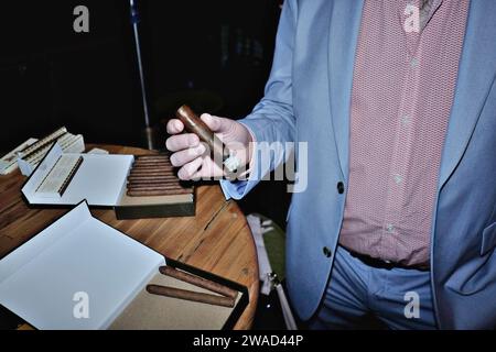 Ouvrez des boîtes de cigares cubains, un homme tenant un cigare Romeo y Julieta allumé. Événements et fêtes de Sydney, vie nocturne photographiée par Street Fashion Sydney Banque D'Images