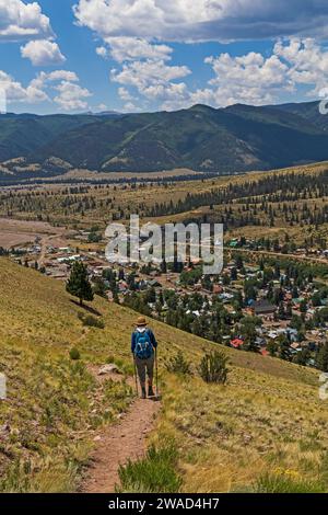 États-Unis, Colorado, Creede, vue arrière de la femme en randonnée près de la ville Banque D'Images