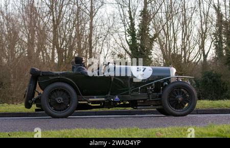 Stony Stratford, Royaume-Uni 1 janvier 2024. Voiture Bentley 1924 arrivant à Stony Stratford pour le festival annuel des véhicules vintage et classiques du jour de l'an. Banque D'Images