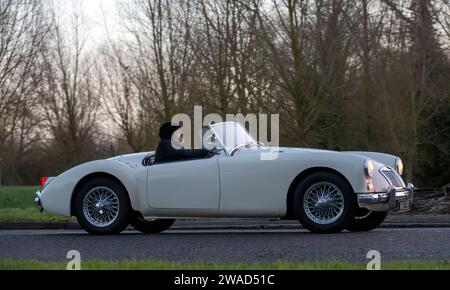 Stony Stratford, Royaume-Uni 1 janvier 2024. 1957 blanc MG Une voiture arrivant à Stony Stratford pour le festival annuel de véhicules vintage et classiques du jour de l'an. Banque D'Images