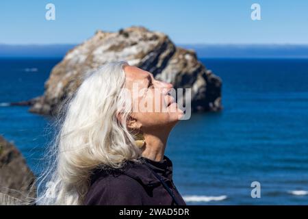 Vue latérale de la femme âgée avec les cheveux longs, regardant vers le haut Banque D'Images