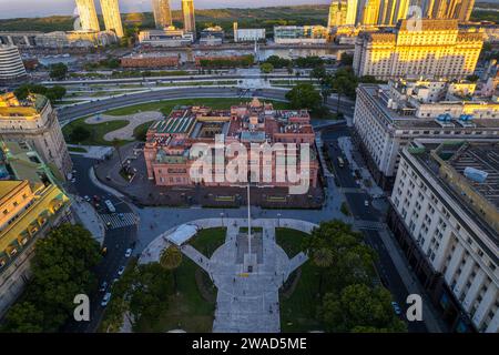 Belle vue sur la Plaza de Mayo, la maison des présidents Casa Rosada, le Centre culturel Kirchner, à Puerto Madero. Buenos Aires, Argentine. Banque D'Images