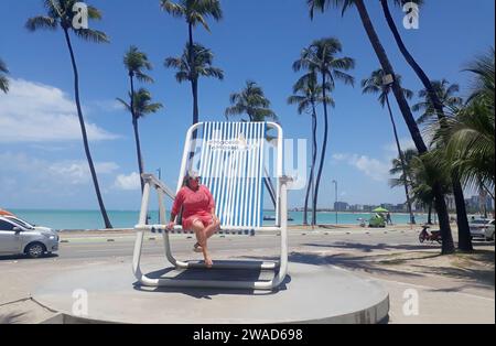 Maceió, Brésil, 5 octobre 2023. Site touristique : chaise géante, dans le quartier de Ponta Verde, dans la ville de Maceió, dans la région nord-est de Braz Banque D'Images