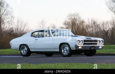 Stony Stratford, Royaume-Uni 1 janvier 2024. 1970 Chevrolet Chevelle blanche arrivant à Stony Stratford pour le vehic vintage et classique du jour de l'an Banque D'Images