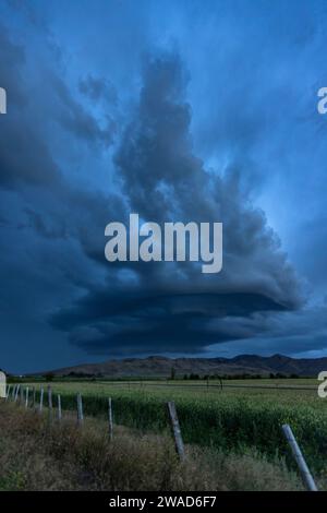Nuages de tempête Arcus cumulonimbus roulant sur les terres agricoles Banque D'Images