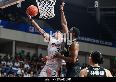 Pasig City, Philippines. 3 janvier 2024. Christian Anigwe (C) des New Taipei Kings défend contre Zachary Lofton (L) des Meralco Bolts lors du match de basket-ball de la saison 2023-24 entre les New Taipei Kings et les Meralco Bolts des Philippines à Pasig City, aux Philippines, le 3 janvier 2024. Crédit : Rouelle Umali/Xinhua/Alamy Live News Banque D'Images