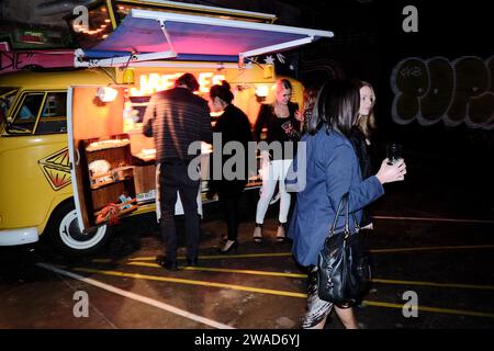 Food truck devant un événement d'ouverture d'art de Sydney la nuit, les gens étant servis, la vie nocturne photographiée par Street Fashion Sydney Banque D'Images