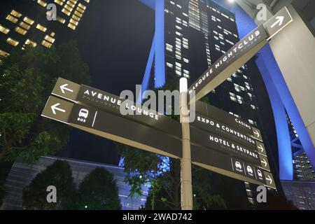 SINGAPOUR - 05 NOVEMBRE 2023 : panneaux de direction comme vu au Shoppes à Marina Bay Sands. Banque D'Images