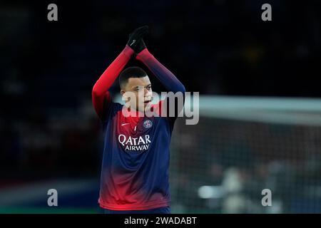 Paris, France. 3 janvier 2024. Kylian Mbappe du Paris Saint Germain se réchauffe avant le Trophée des Champions de France match de football entre le Paris Saint-Germain et Toulouse FC au stade du Parc des Princes à Paris, France, le 3 janvier 2024. Crédit : Glenn Gervot/Xinhua/Alamy Live News Banque D'Images