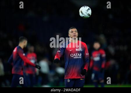 Paris, France. 3 janvier 2024. Kylian Mbappe du Paris Saint Germain se réchauffe avant le Trophée des Champions de France match de football entre le Paris Saint-Germain et Toulouse FC au stade du Parc des Princes à Paris, France, le 3 janvier 2024. Crédit : Glenn Gervot/Xinhua/Alamy Live News Banque D'Images