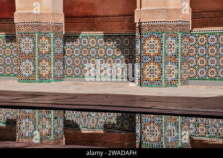 La cour principale de la madrasa et sa piscine réfléchissante Banque D'Images