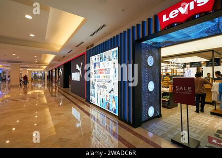 KUALA LUMPUR, MALAISIE - VERS MAI 2023 : entrée au magasin Levi's au centre commercial Suria KLCC à Kuala Lumpur. Banque D'Images