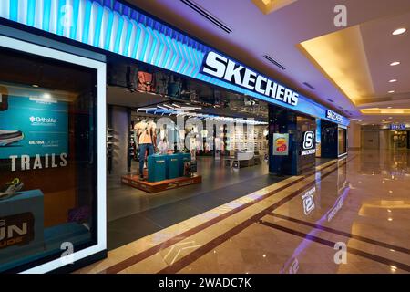 KUALA LUMPUR, MALAISIE - VERS MAI 2023 : entrée au magasin Skechers au centre commercial Suria KLCC à Kuala Lumpur. Banque D'Images