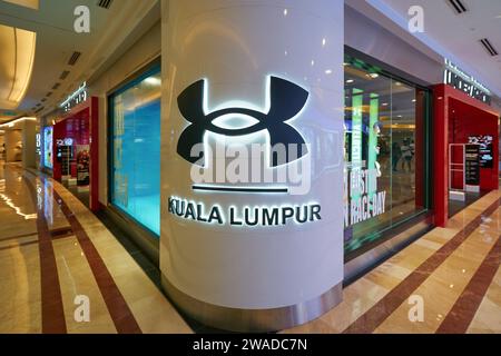 KUALA LUMPUR, MALAISIE - VERS MAI 2023 : signe Under Armour comme vu au magasin du centre commercial Suria KLCC à Kuala Lumpur. Banque D'Images