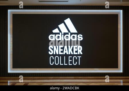 KUALA LUMPUR, MALAISIE - CIRCA MAI 2023 : Adidas Sneaker collectionne le signe vu au centre commercial Suria KLCC à Kuala Lumpur. Banque D'Images