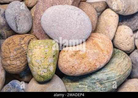 Pierres naturelles naturelles de différentes couleurs avec une surface légèrement texturée. Banque D'Images