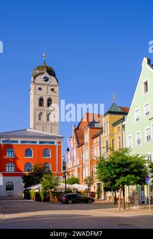 Façade de la caisse d'épargne, tour de St Johannes, Erdinger-Weissbraeu sur Schrannenplatz, Erding, haute-Bavière, Bavière, Allemagne Banque D'Images