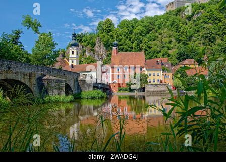 Ancien pont de pierre sur la rivière Naab avec la tour de l'église de Saint-Michel et la tour penchée de l'ancien hôtel de ville en arrière-plan, Kallmuenz Banque D'Images