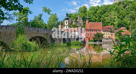 Vue panoramique de l'ancien pont de pierre sur la rivière Naab avec la tour de l'église de Saint-Michel et la tour penchée de l'ancien hôtel de ville dans le Banque D'Images