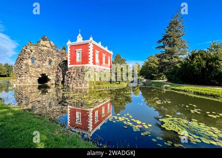 Île Stein avec volcan artificiel, fondation culturelle, Villa Hamilton, Royaume des jardins Dessau-Woerlitz, site du patrimoine mondial de l'UNESCO, été Banque D'Images