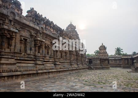 Complexe autour du temple Airavatesvara situé dans la ville de Darasuram à Kumbakonam, en Inde. Banque D'Images