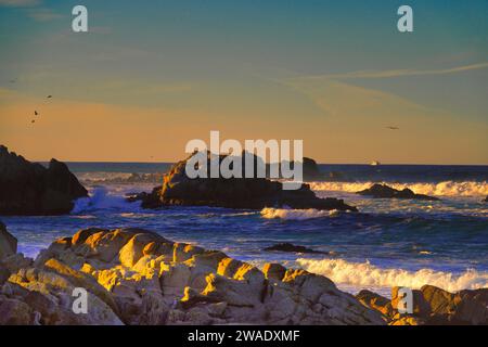 Pacific Grove, Californie, États-Unis - 1 janvier 2024 le soleil se couche sur l'océan Pacifique près de point Pinos sur le côté nord de la péninsule de Monterey Banque D'Images