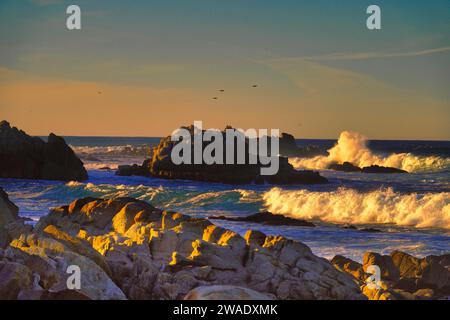 Pacific Grove, Californie, États-Unis - 1 janvier 2024 le soleil se couche sur l'océan Pacifique près de point Pinos sur le côté nord de la péninsule de Monterey Banque D'Images