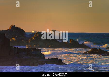 Pacific Grove, Californie, États-Unis - 1 janvier 2024 le soleil se couche sur l'océan Pacifique près de point Lobos sur le côté nord de la péninsule de Monterey Banque D'Images