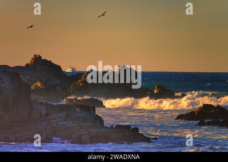 Pacific Grove, Californie, États-Unis - 1 janvier 2024 le soleil se couche sur l'océan Pacifique près du magnifique point Pines sur la péninsule de Monterey Banque D'Images