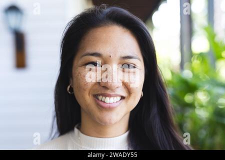 Portrait de femme asiatique heureuse avec les cheveux longs à la maison. Vie domestique et mode de vie, inchangés. Banque D'Images