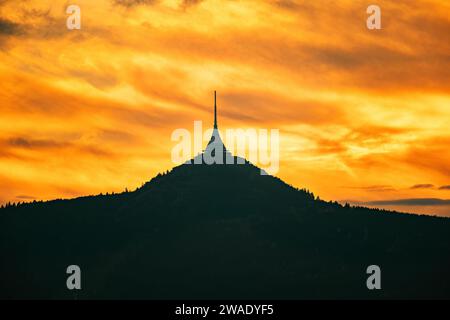 Silhouette de la montagne Jested avec paysage nuageux spectaculaire au coucher du soleil, Liberec, République tchèque. Banque D'Images