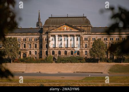 Bâtiment du ministère des Finances de l'État saxon au-dessus de l'Elbe à Dresde, Saxe, Allemagne. Banque D'Images