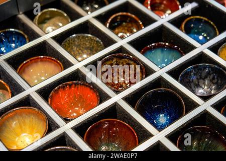 Gros plan de la tasse de thé traditionnelle chinoise Fujian Jianzhan exquise et colorée Banque D'Images