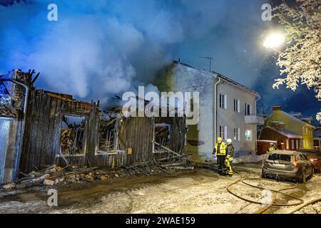 Falun, Suède. 04 janvier 2024. Un certain nombre de maisons en bois dans l'ancien quartier culturel Elsborg à Falun ont commencé à brûler jeudi soir. Le quartier d'Elsborg remonte au 17e siècle en tant que quartier des mineurs. L'agence des Nations Unies UNESCO a inscrit Falun sur sa liste du patrimoine mondial en 2001.photo : Ulf Palm/TT/code 9110 crédit : TT News Agency/Alamy Live News Banque D'Images