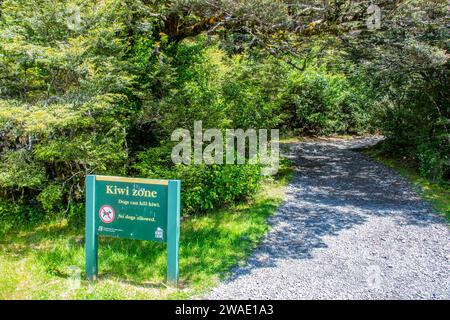 christchurch Nouvelle-Zélande 12 décembre 2023 : le panneau d'avertissement dans le parc national Arthur's Pass pour rappeler aux touristes que c'est Kiwi zone, les chiens ne sont pas autorisés Banque D'Images