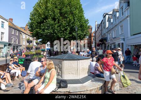 Bridport Dorset, jour ensoleillé d'automne et les habitants se reposent dans Bucky Doo Square siège le jour du marché, Angleterre, Royaume-Uni, 2023 Banque D'Images