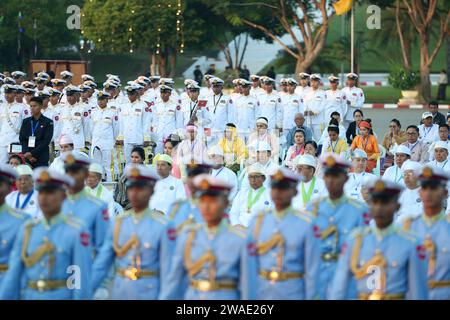 Nay Pyi Taw, Myanmar. 4 janvier 2024. Les gens assistent à une cérémonie organisée pour marquer le 76e jour de l'indépendance du Myanmar à Nay Pyi Taw, Myanmar, le 4 janvier 2024. Crédit : Myo Kyaw SOE/Xinhua/Alamy Live News Banque D'Images