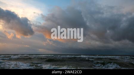 Panorama des nuages de tempête sur la mer au coucher du soleil Banque D'Images