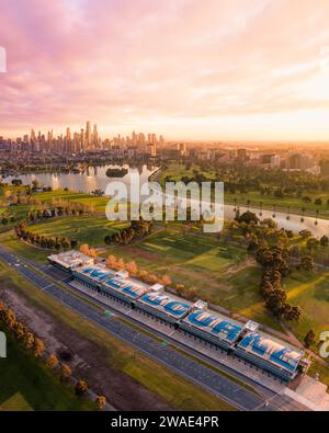 Vue aérienne sur Melbourne et le lac Albert Park qui abrite le circuit de Formule 1 de Melbourne, Australie Banque D'Images