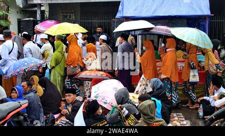 Une communauté musulmane participant à des activités religieuses en plein air en portant des masques. Pekalongan, Indonésie. Banque D'Images