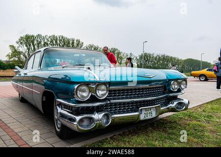 Mutenice, République tchèque - 7 mai 2022 événement caritatif voitures américaines parmi les caves à vin. Cadilac avec ailes voiture vétéran des années soixante Banque D'Images