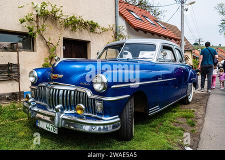 Mutenice, République tchèque - 7 mai 2022 événement caritatif Americ an cars Among Wine chais de-Soto Chrysler Custom coupe année 1949 Oldtimer Banque D'Images