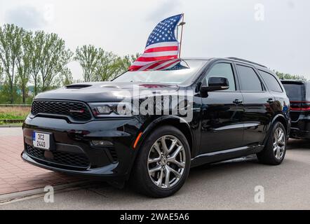 Mutenice, République tchèque - 7 mai 2022 événement caritatif voitures américaines parmi les caves à vin voiture américaine Dodge HEMI avec drapeau américain Banque D'Images