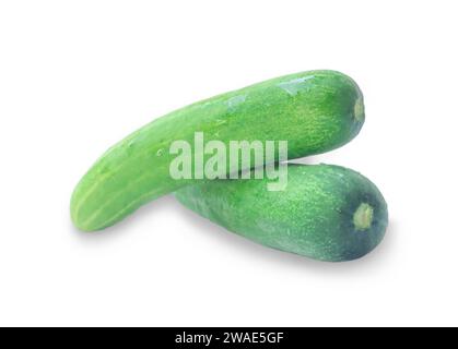 Deux légumes de concombres verts frais en pile, en tas ou en pile sont isolés sur fond blanc avec chemin de découpage. Banque D'Images