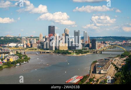 Vue de Pittsburgh et du Roberto Clemente Bridge également connu au Sixth Street Bridge Banque D'Images