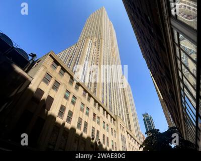 Le célèbre Empire State Building à New York est l'un des gratte-ciel de Manhattan, bâtiments typiques de la Big Apple. Banque D'Images