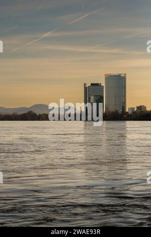 Bonn, Allemagne - 17 décembre 2023 : vue du Rhin gonflé, du campus des Nations Unies et de la Tour de la poste en arrière-plan à Bonn, Allemagne Banque D'Images