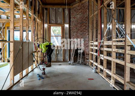 Les ouvriers de la construction capturés dans une maison en cours de rénovation interne et d'extension Banque D'Images